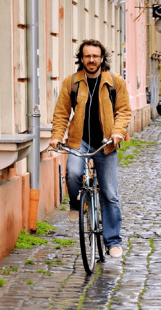 assets/bogdan-racz-biking-min.png